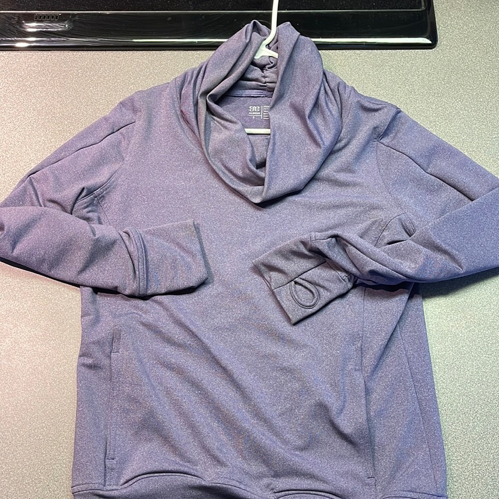 Women’s Albion fit sweatshirt, size 4, purple.